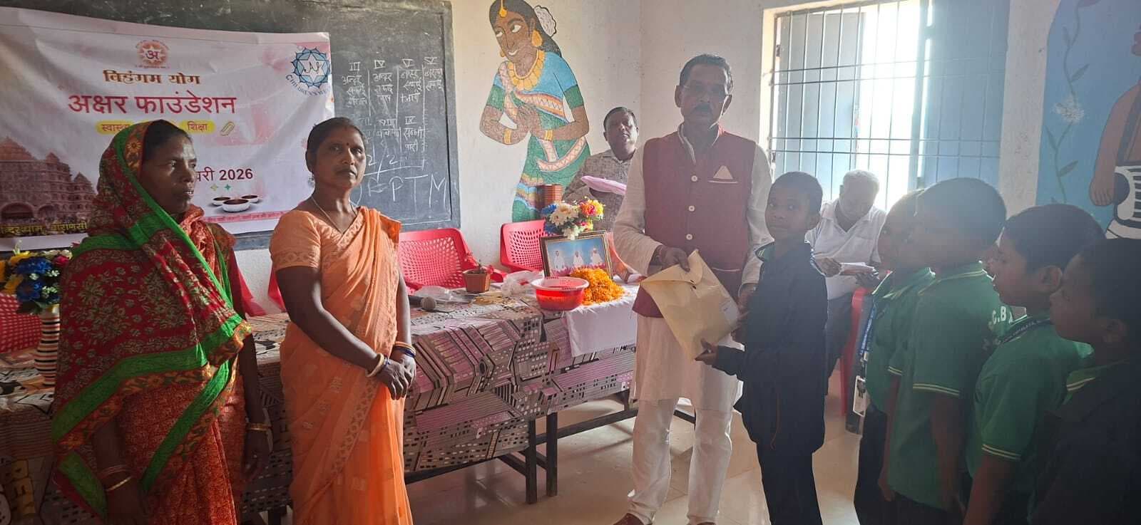 अनाथ बच्चों के बीच बांटी पाठ्य सामग्री