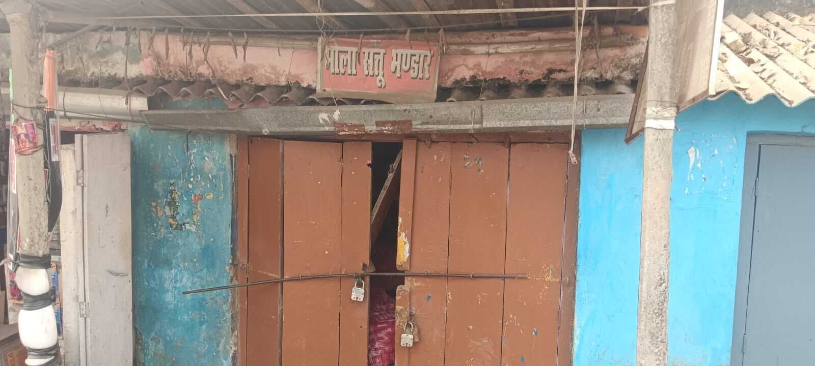 चोरों ने दुकान का ताला तोड़कर की नगद राशि व कीमती सामानों की चोरी