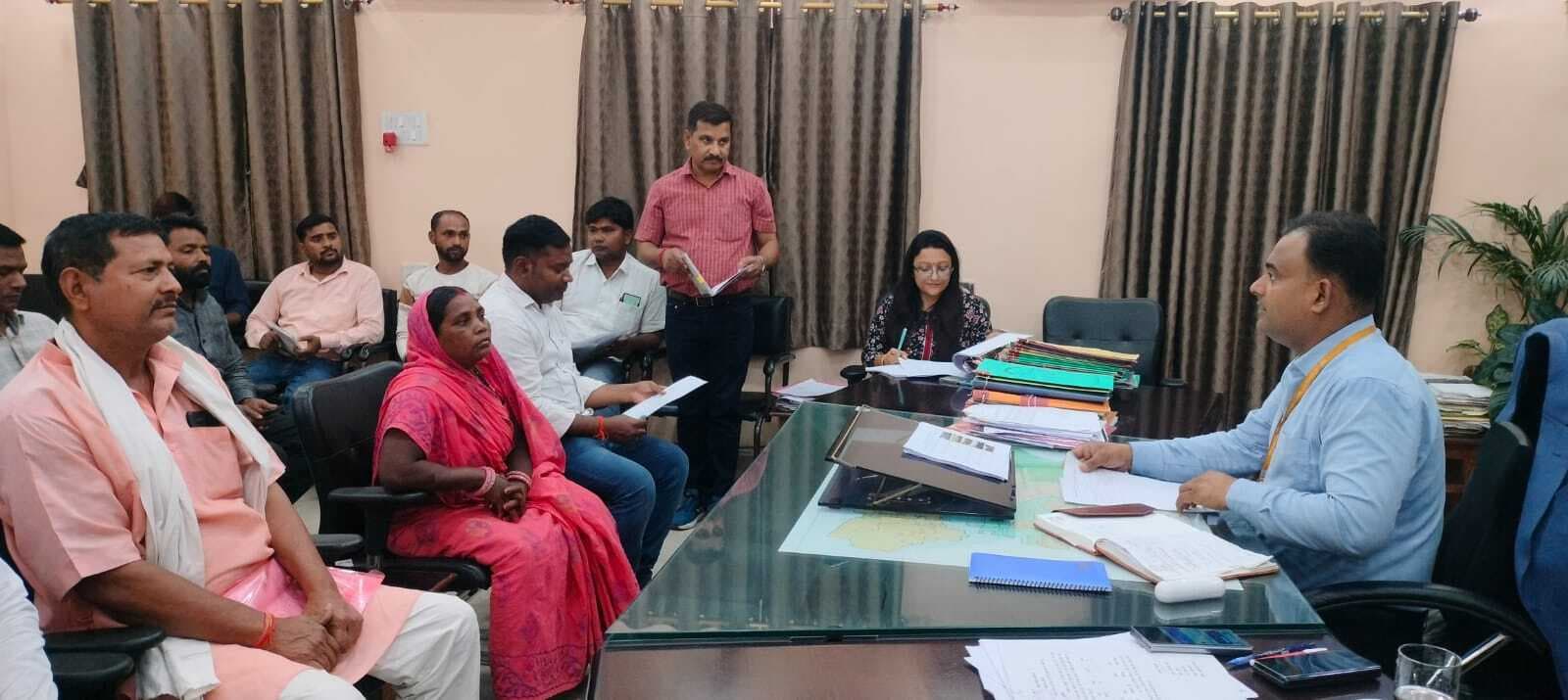 पंचायत सरकार भवन निर्माण के लिए शीघ्र कराये भूमि उपलब्ध : डीएम