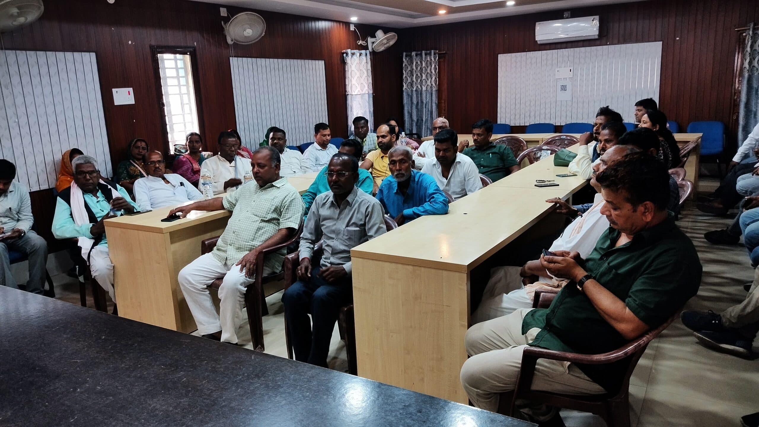 पंचायत समिति की बैठक में शिक्षा, स्वास्थ्य, अतिक्रमण सहित कई मुद्दों पर अधिकारियों से किया सवाल जवाब