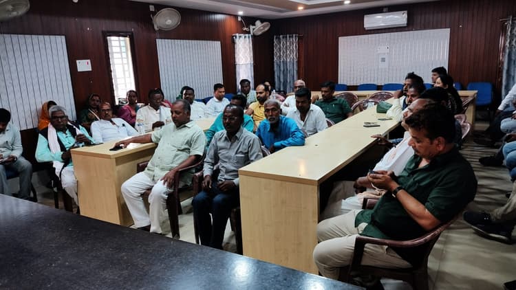 पंचायत समिति की बैठक में शिक्षा, स्वास्थ्य, अतिक्रमण सहित कई मुद्दों पर अधिकारियों से किया सवाल जवाब