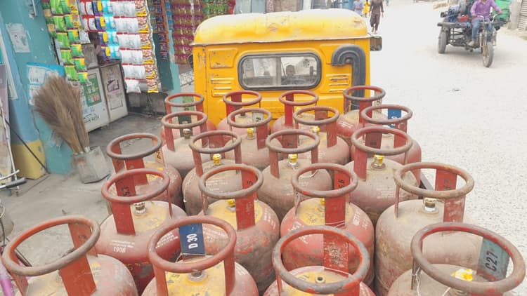 पेट्रोल, डीजल व घरेलू गैस की किल्लत के अफवाह पर प्रतिष्ठान पर जुट रही भीड़