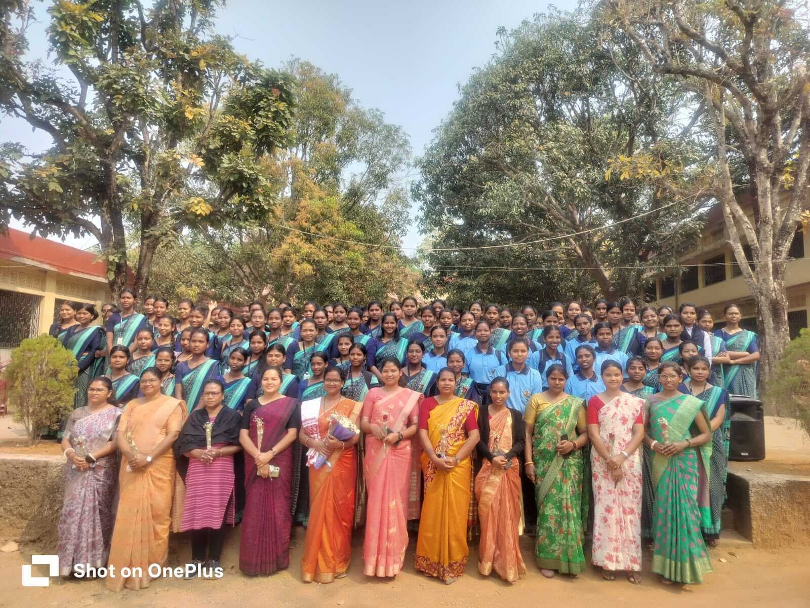 सम्मानित किये गये महिला शिक्षक व कर्मी