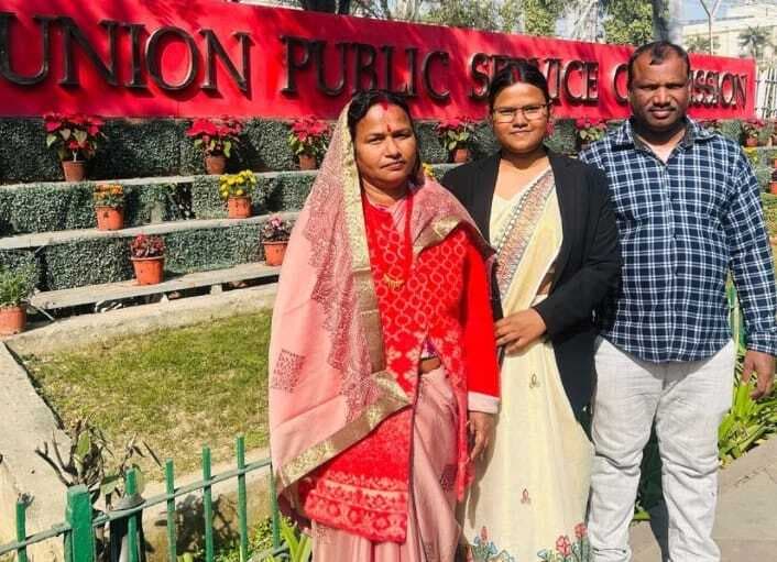 मिठाई दुकानदार की बेटी बनेगी अफसर, यूपीएससी परीक्षा में हासिल किया 954वां रैंक