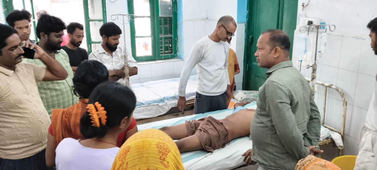 स्कॉर्पियो के धक्के से बाइक सवार गंभीर, मेडिकल कॉलेज रेफर