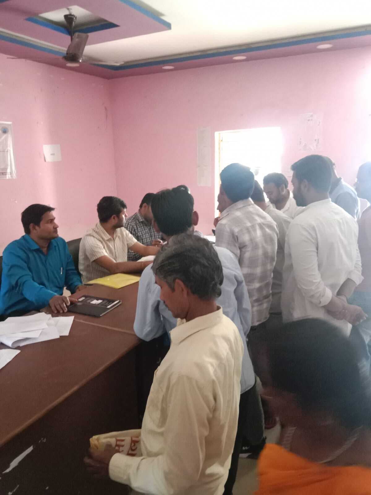 जमीनी विवाद के निपटारे को लेकर अंचल कार्यालय में लगा जनता दरबार