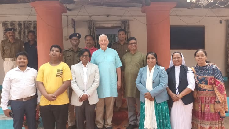 रोम से आये सुपीरियर जेनरल ने फादर लिवन्स की तिजोरी व कार्यस्थल को देखा