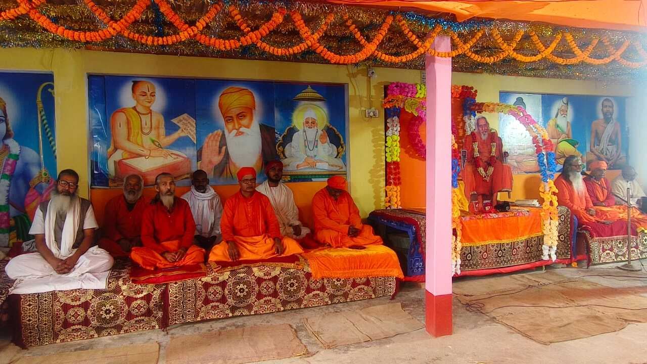 ज्ञान यज्ञ में श्रद्धालुओं की उमड़ी भीड़