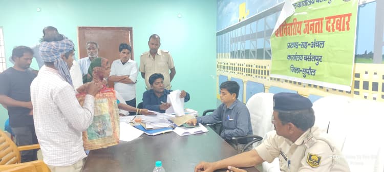 जनता दरबार में आये 35 आवेदन