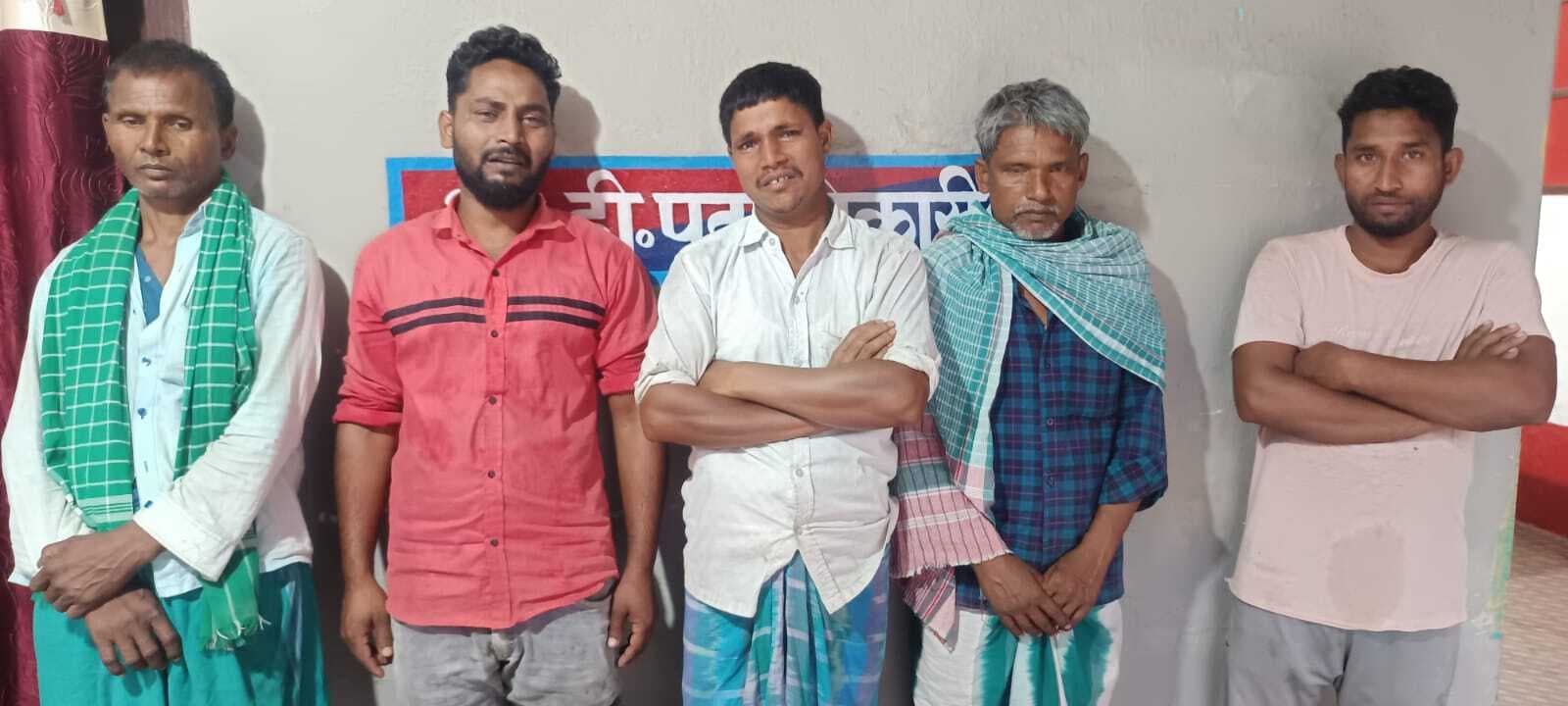 28 मवेशी सहित पांच तस्कर गिरफ्तार