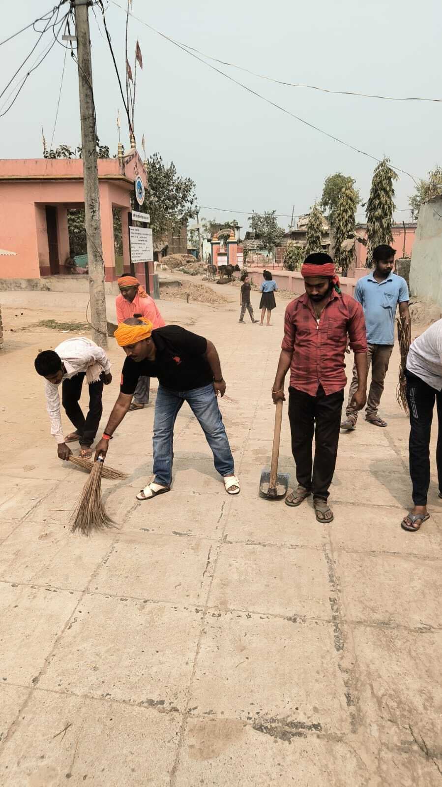 श्रीमद्भागवत कथा से पूर्व लौंगाय में चला स्वच्छता अभियान