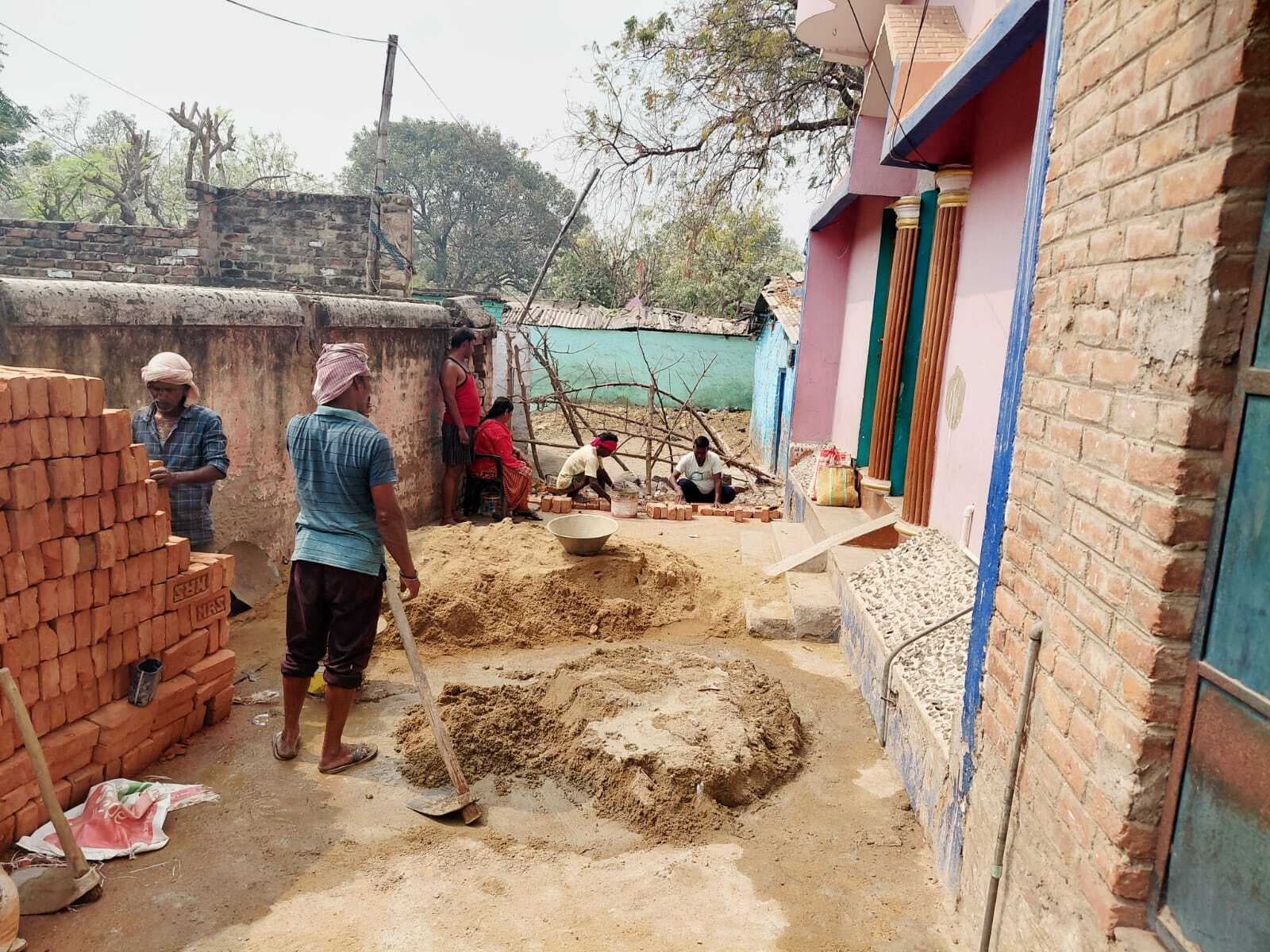 पुलिस की पहल पर रामपुर रेलवे कॉलोनी के रास्ते की हो रही घेराबंदी