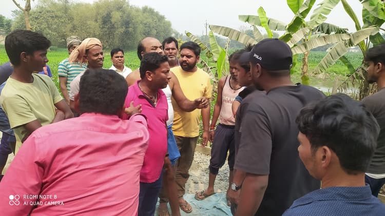 सड़क निर्माण में अनियमितता को लेकर ग्रामीणों ने किया प्रदर्शन