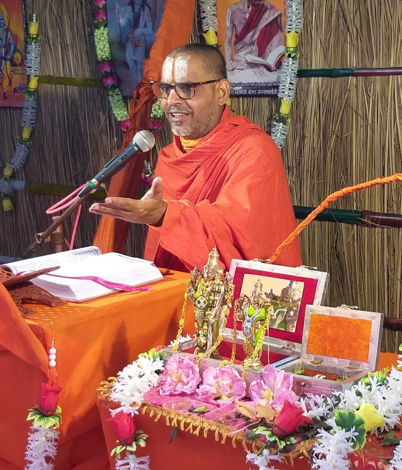 मनुष्य को मनन करना चाहिए कि मैं कौन हूं : जियर स्वामी जी महाराज