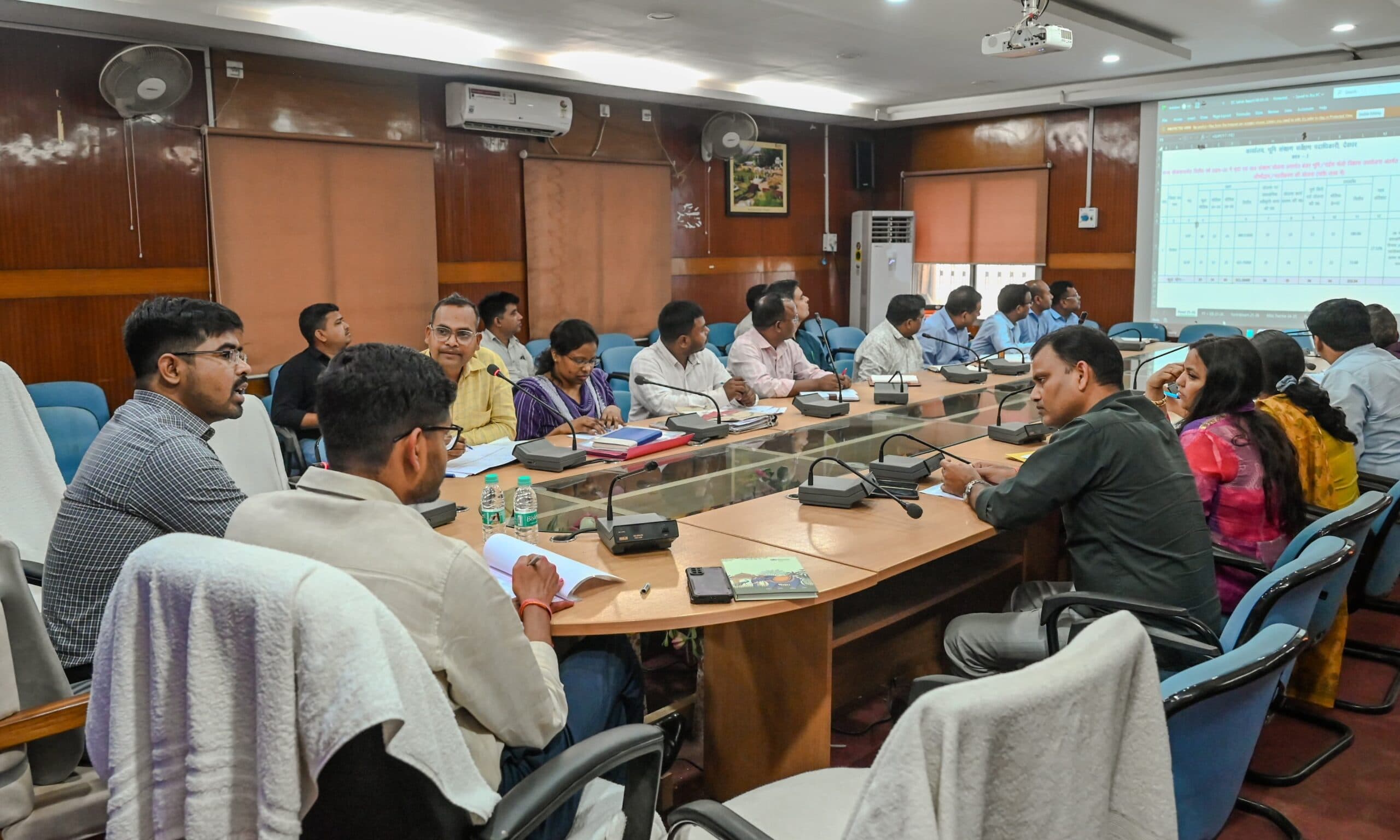 Deoghar News : लंबित वादों को जल्द निबटायें, जनहित के मामलों में देरी बर्दाश्त नहीं : डीसी