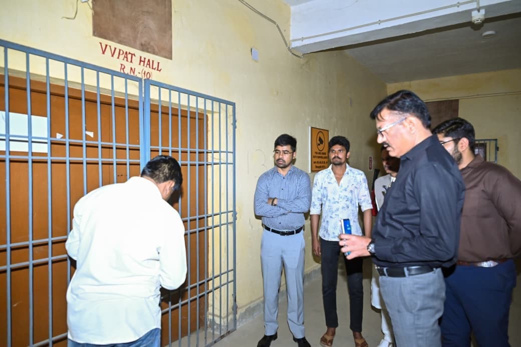 Deoghar News : वेयर हाउस में सुरक्षा व निर्वाचन मानकों की जांच