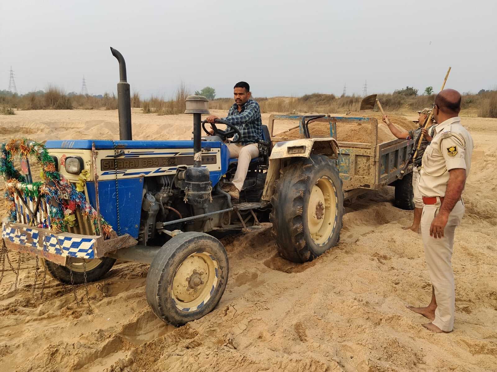 बालू माफियाओं पर पुलिस का शिकंजा, दो ट्रैक्टर जब्त