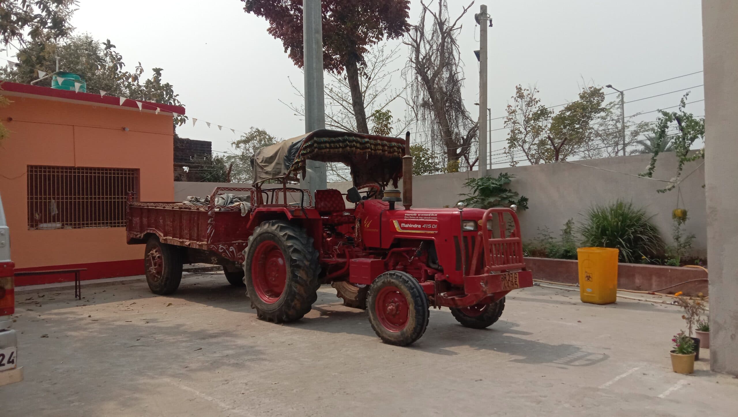 बालू लदे ट्रैक्टर की जांच के दौरान पुलिस व ग्रामीणों में झड़प, दारोगा समेत चार घायल