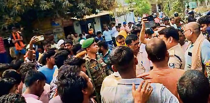 भाई को स्टेशन छोड़कर लौट रहे युवक की हादसे में मौत, गुस्साये लोगों ने किया सड़क जाम