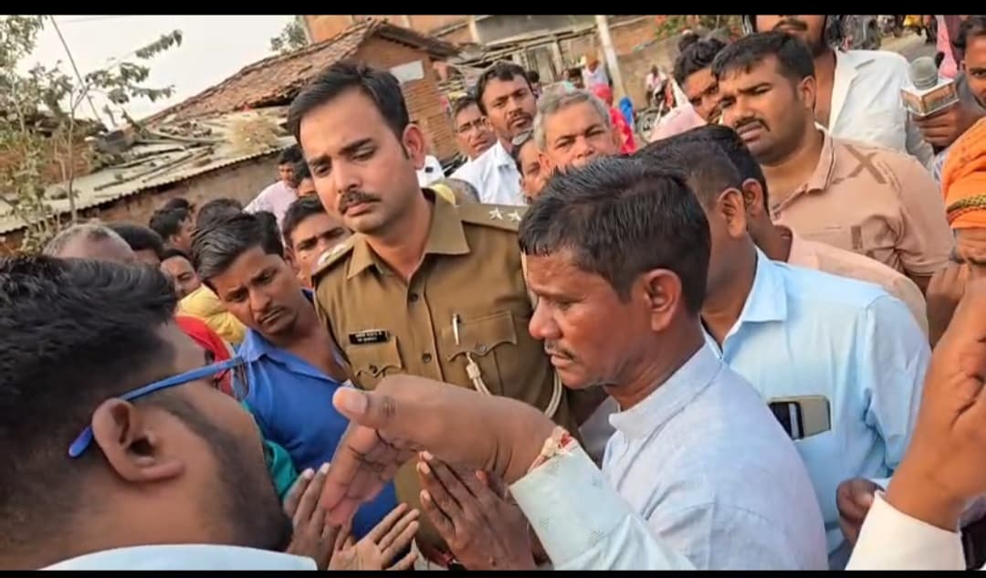 Giridih News :हादसे में अधेड़ की हुई मौत मामले में ग्रामीणों ने की सड़क जाम
