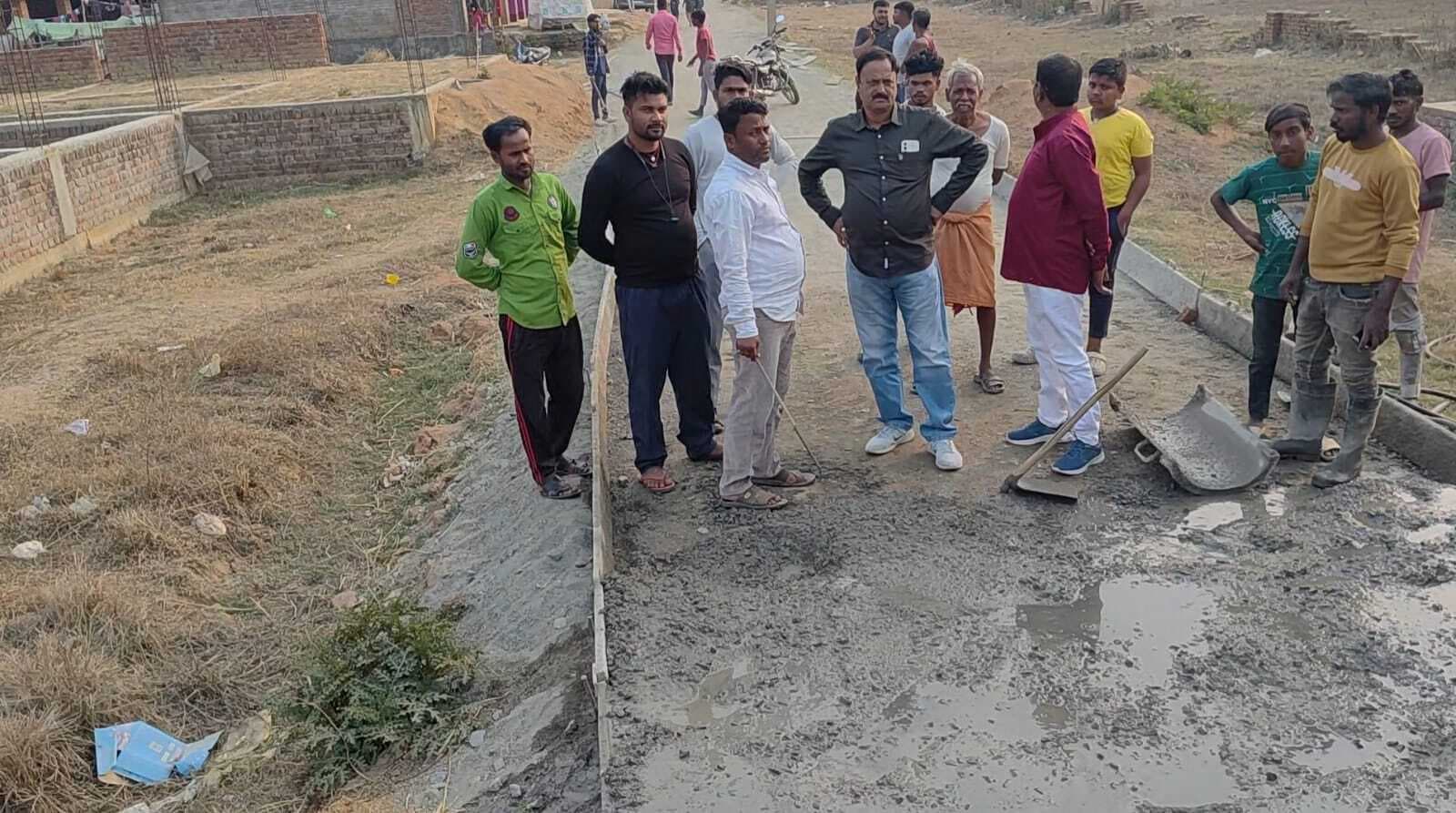 Giridih News :अनियमितता का आरोप लगा ग्रामीणों ने रोका सड़क निर्माण