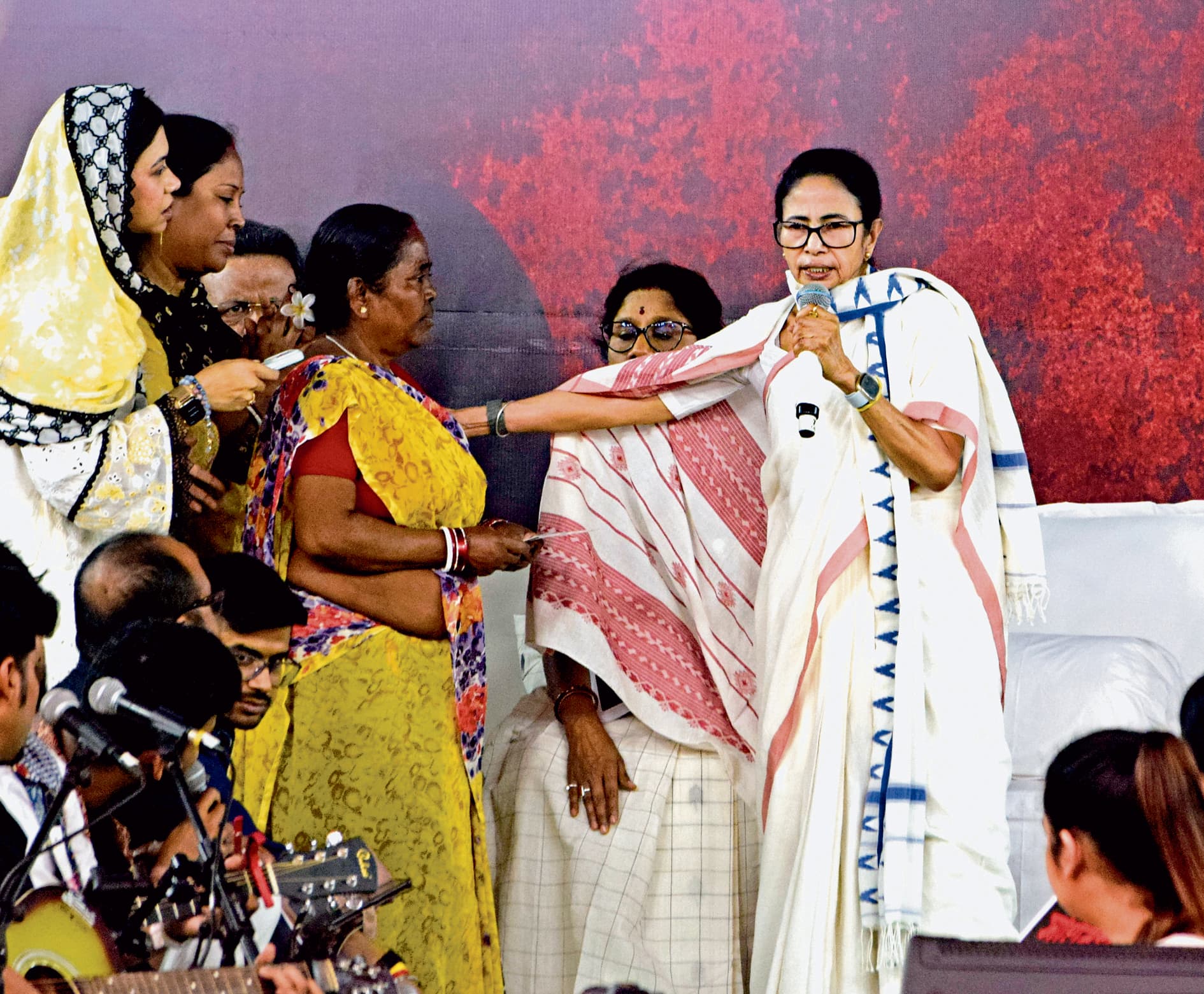 महिलाओं से बर्तन, कड़ाही व कटोरे लेकर जुलूस निकालने का आह्वान