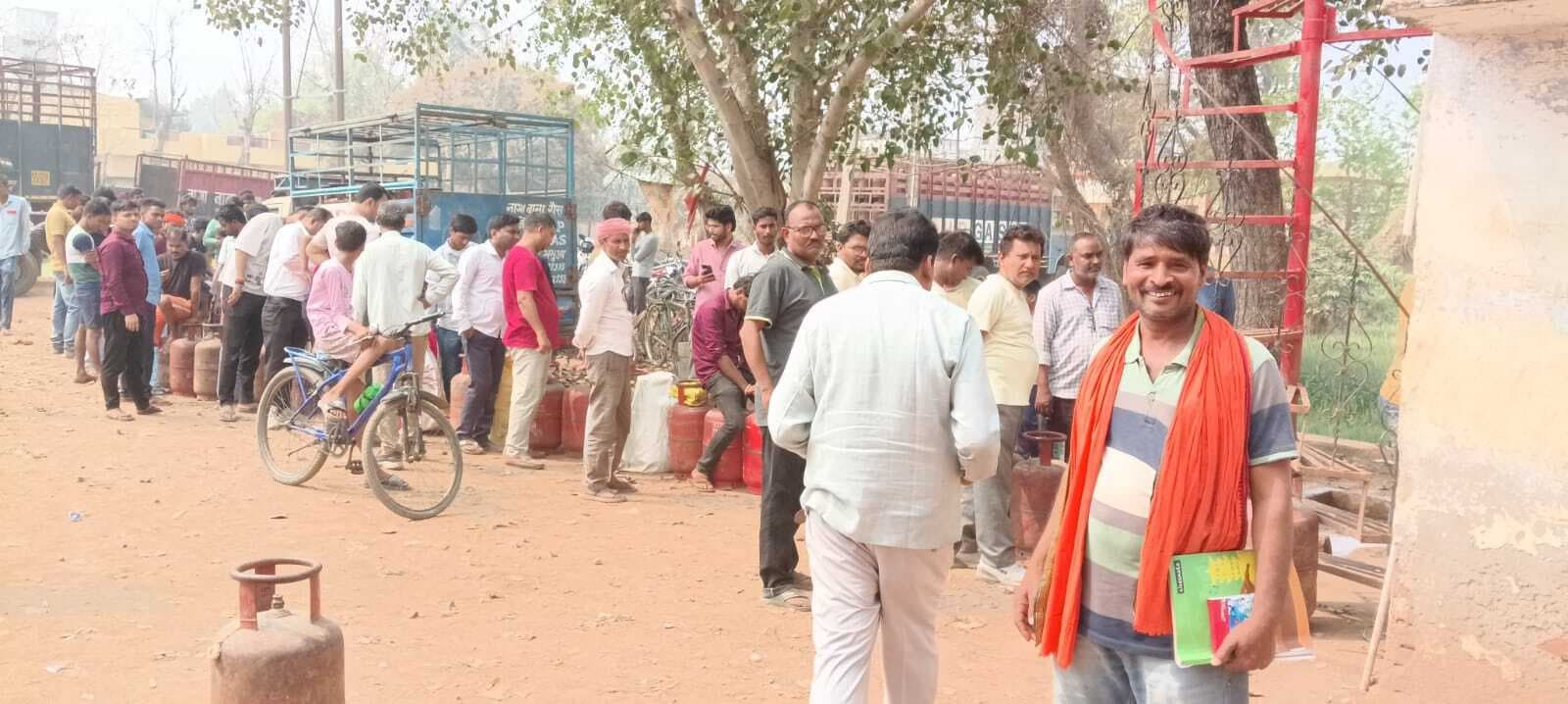 गैस की कमी होने की आशंका से घबराये लोग, रिफिल के लिए लगी लंबी लाइन