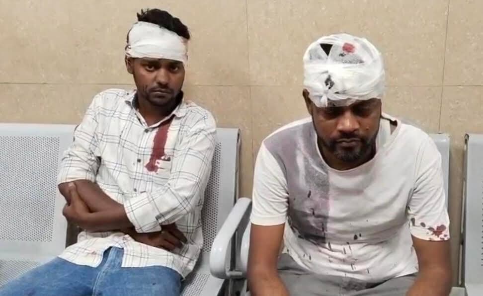 मिट्टी भरने के विवाद में पिता-पुत्र समेत तीन को पीटा