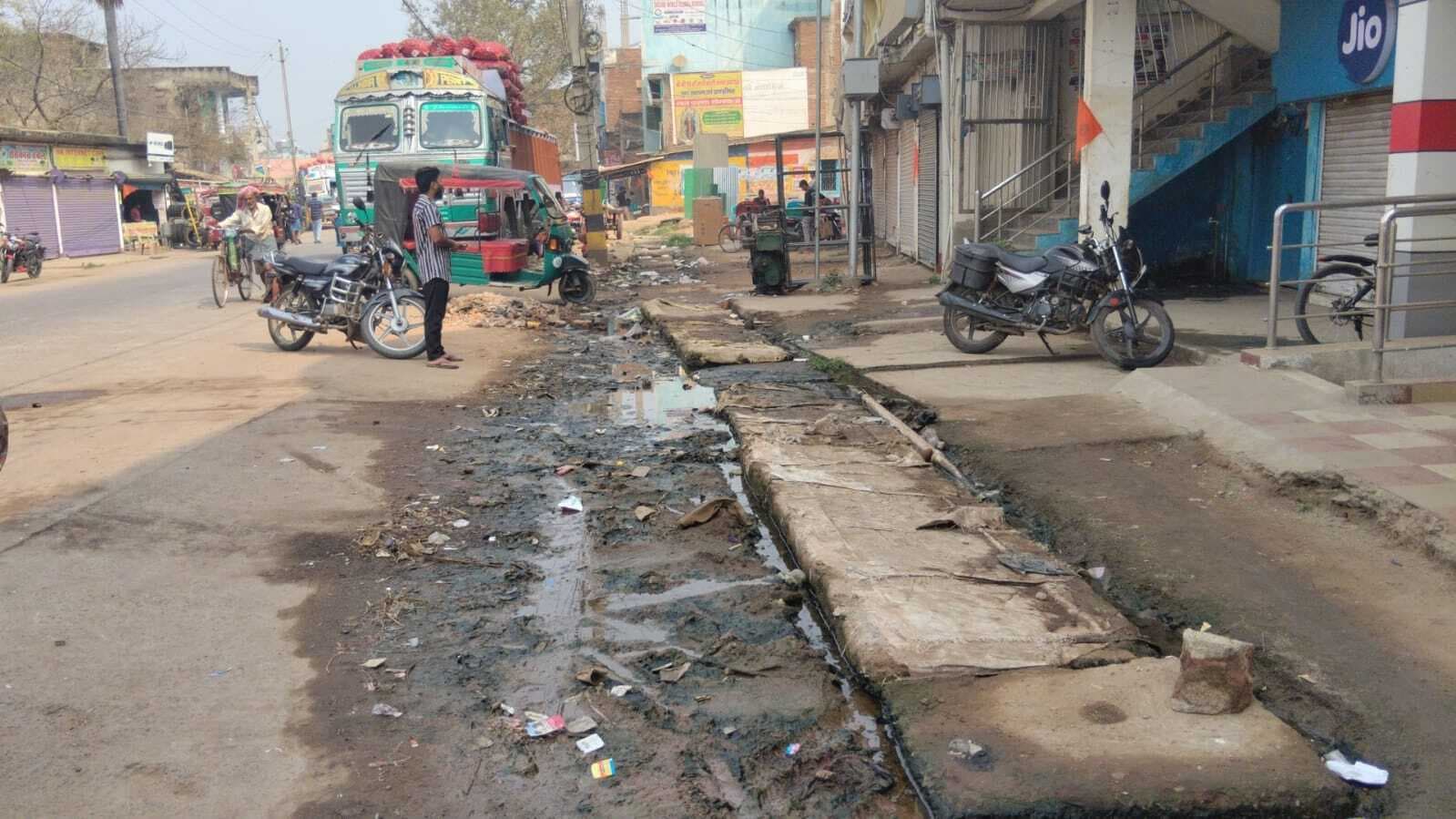 नपं के वार्ड 12 में जलापूर्ति की पाइप लीकेज, सड़क पर बह रहा पानी, जिम्मेदार मौन