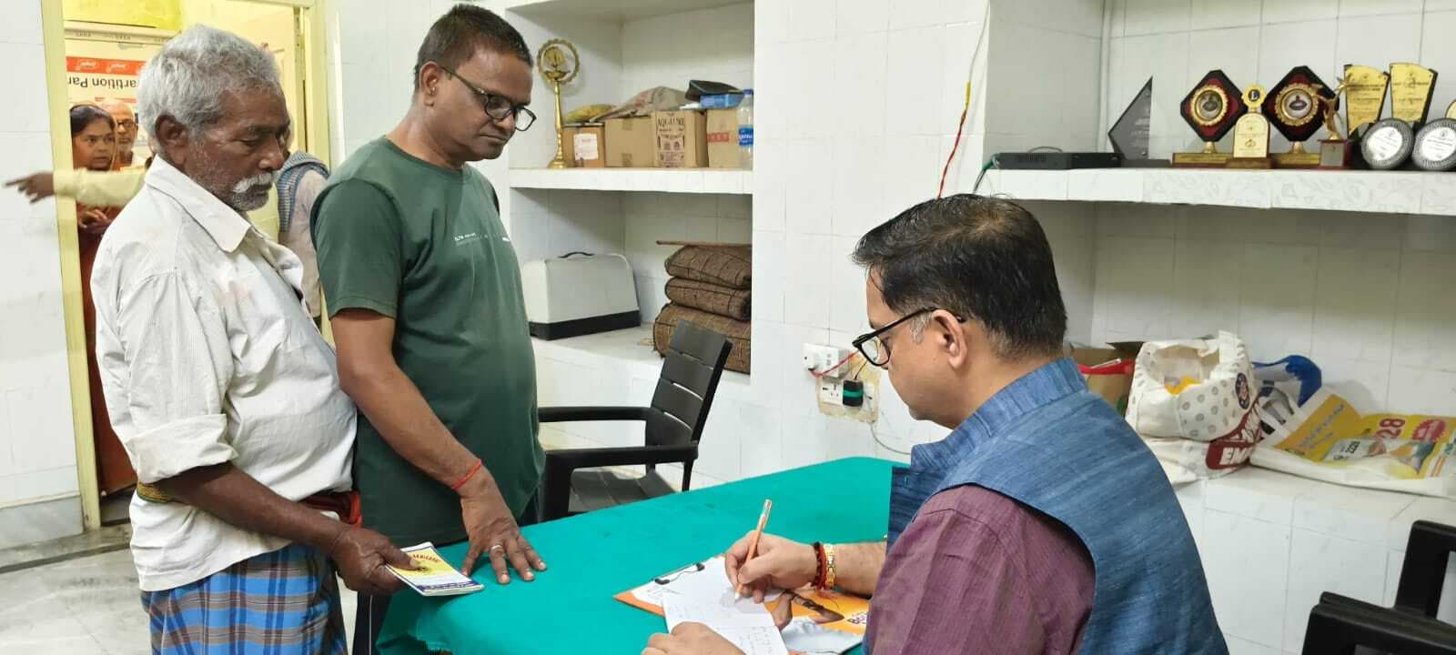 स्वास्थ्य शिविर में उपचार कर दी गयी दवा