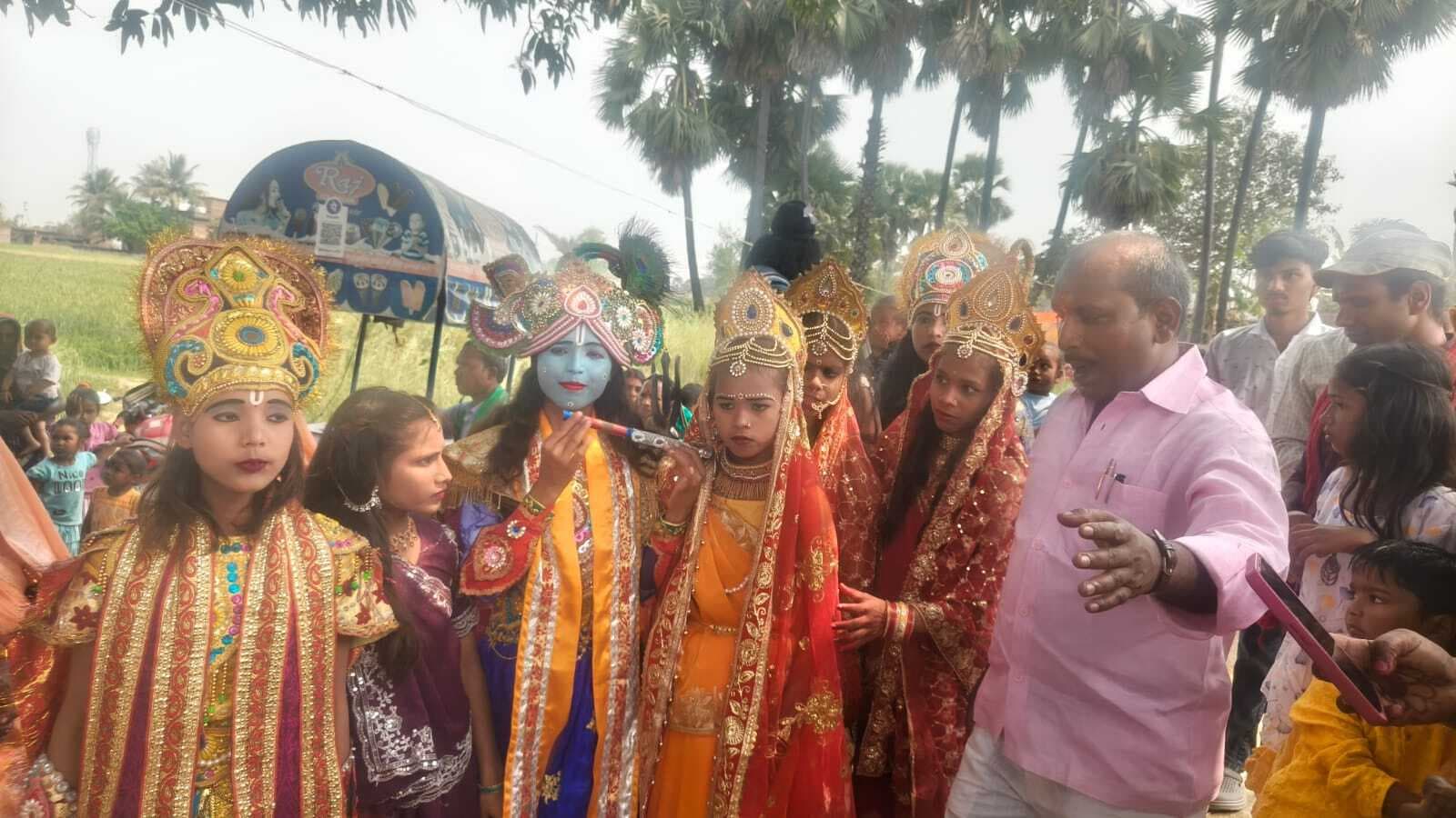 श्रीमद् भागवत कथा ज्ञान सप्ताह यज्ञ को ले निकाली गयी कलश शोभायात्रा