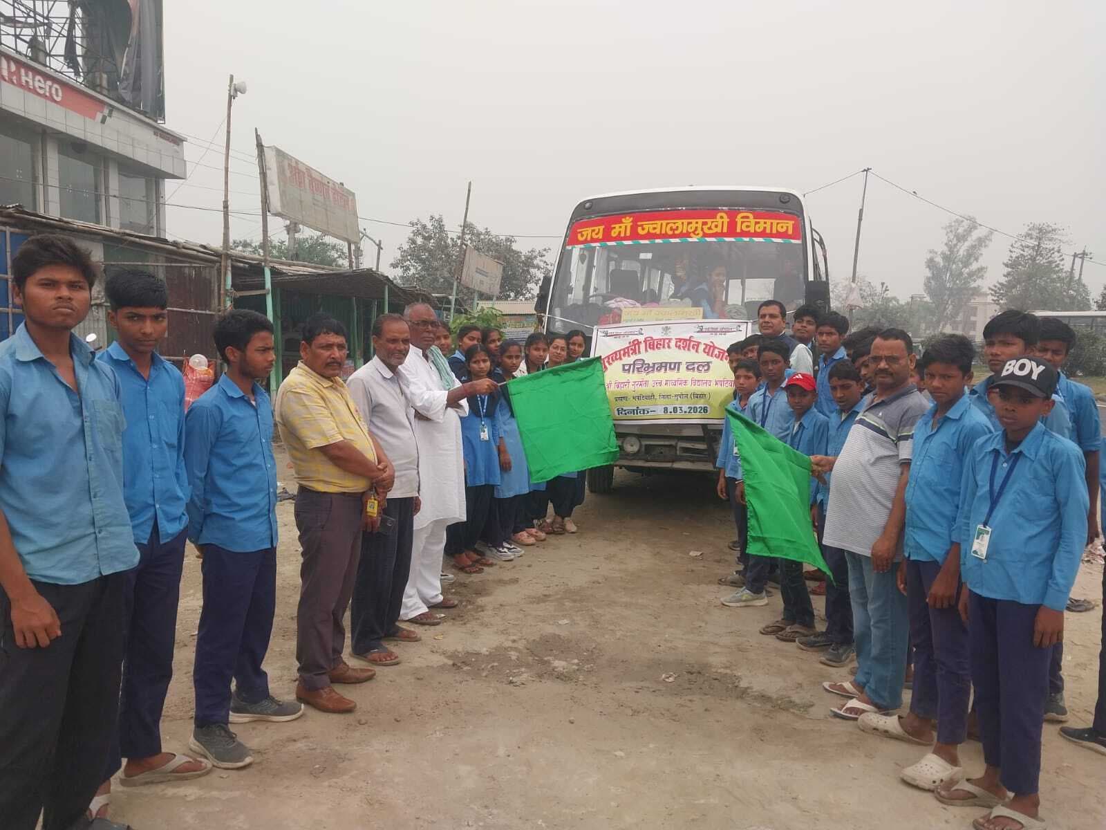 शैक्षणिक परिभ्रमण पर मिथिला हाट गये स्कूली बच्चे