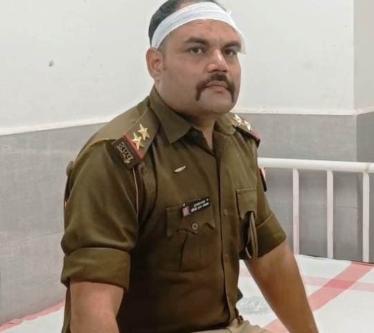 पेड़ से टकरायी यूपी पुलिस की गाड़ी, दो एसआइ समेत चार पुलिसकर्मी घायल, दो रेफर