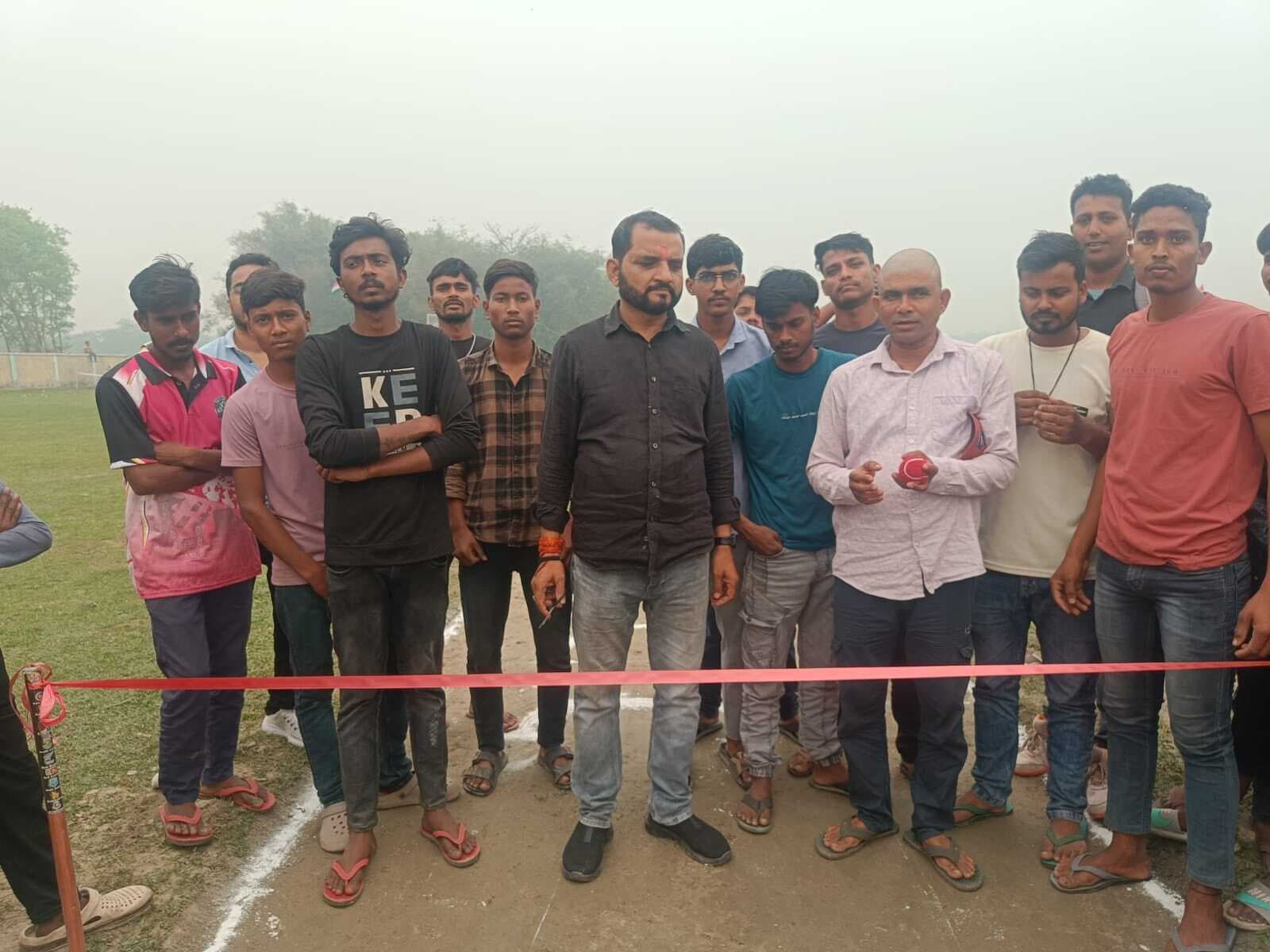 पूर्व मुखिया ने किया क्रिकेट टूर्नामेंट का उद्घाटन