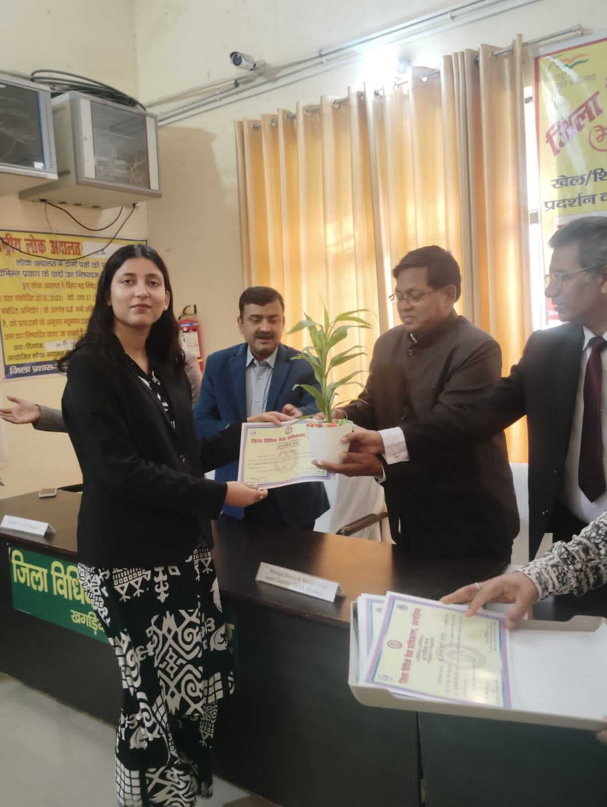 उत्कृष्ट प्रदर्शन करने वाली महिलाओं को प्रभारी प्रधान जिला जज ने किया सम्मानित