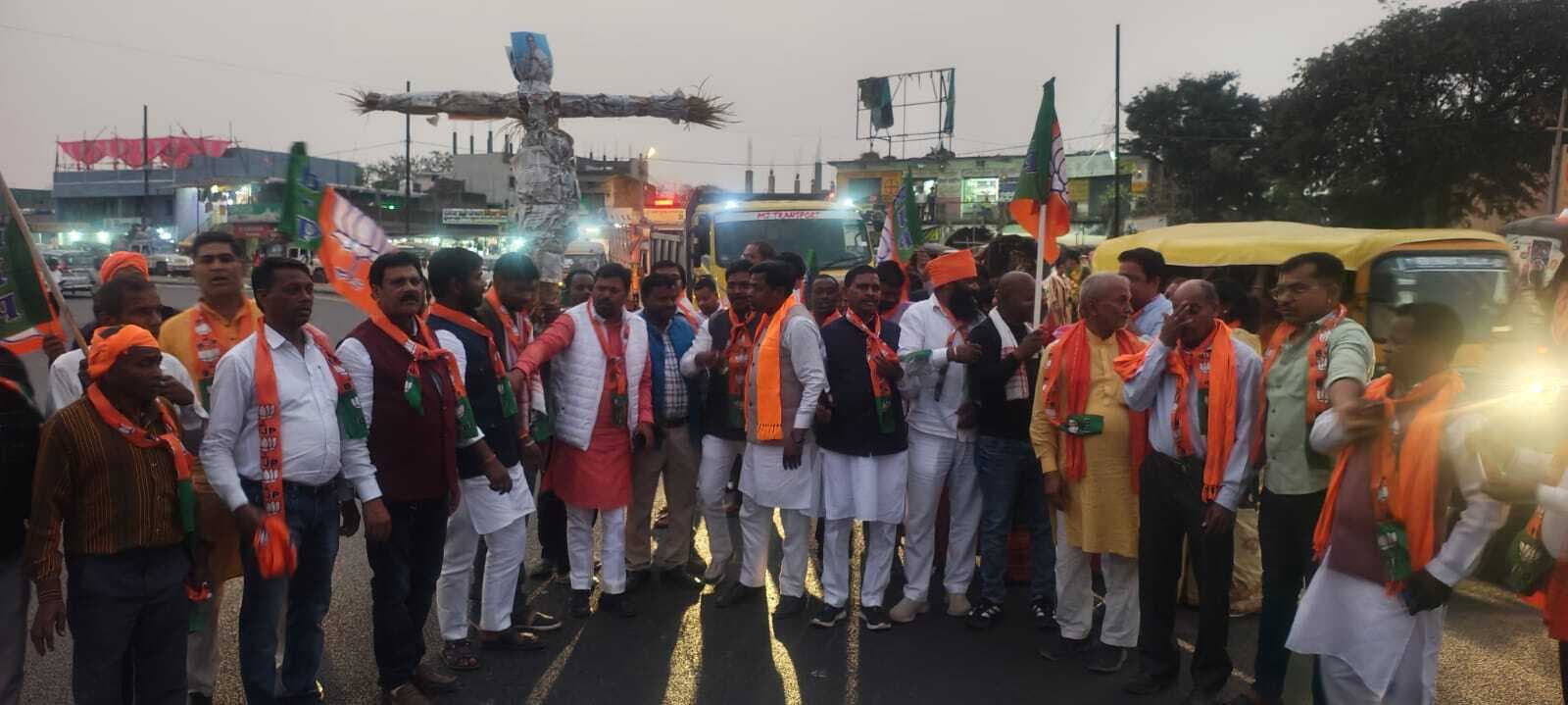 भाजपा ने शवयात्रा निकालकर जताया विरोध