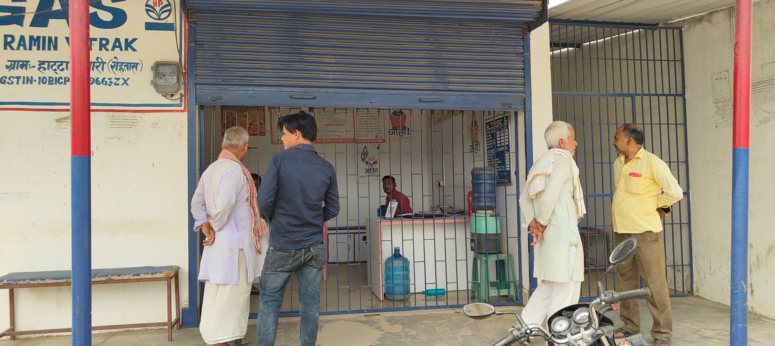 गैस सिलिंडर की कीमतें बढ़ीं, ग्राहक परेशान