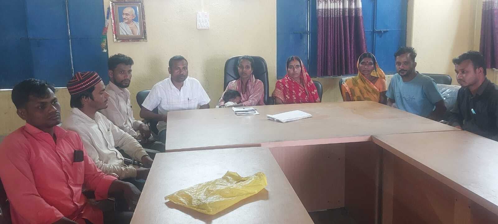 Giridih News :फरार मुखिया के हस्ताक्षर से 15वें वित्त योजना की राशि निकासी