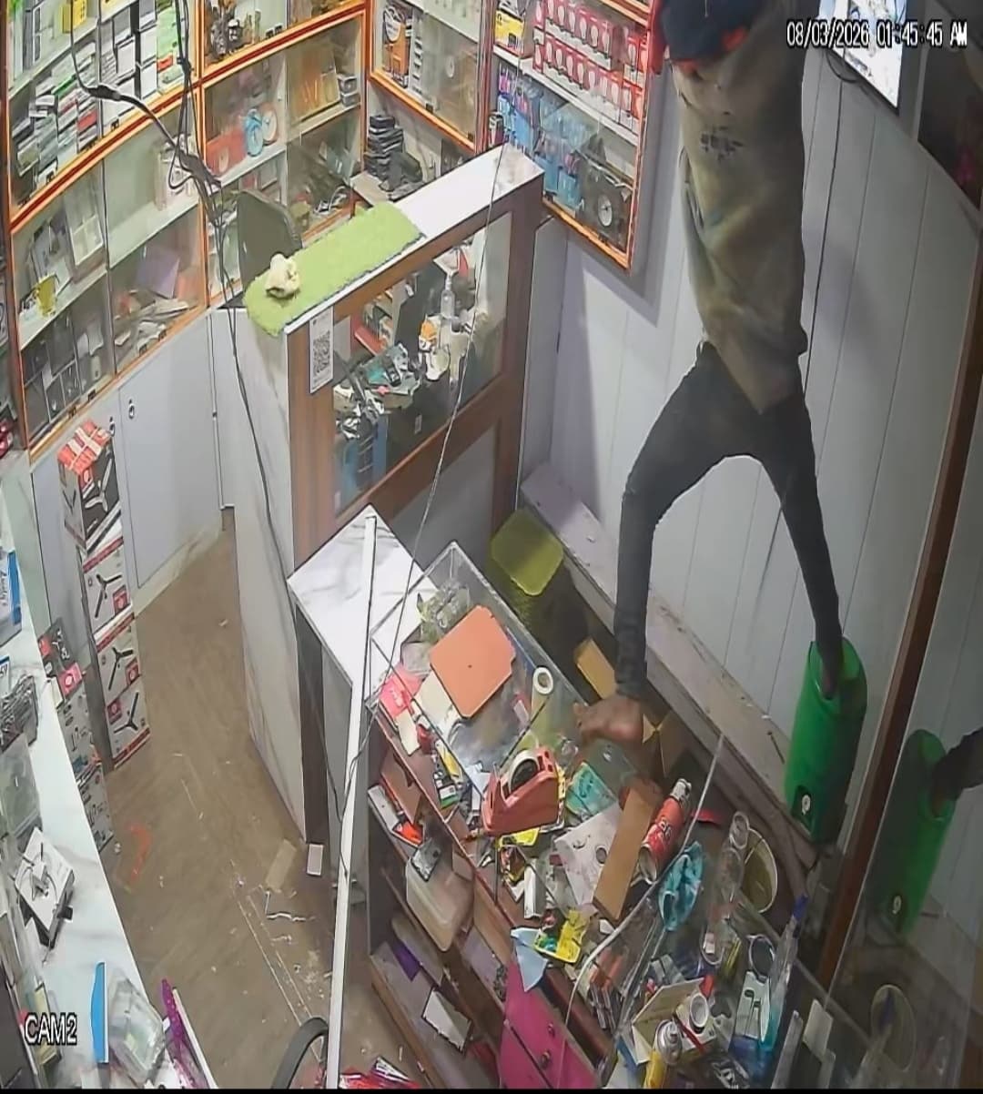 Giridih News :छत काटकर मोबाइल दुकान से चोरी