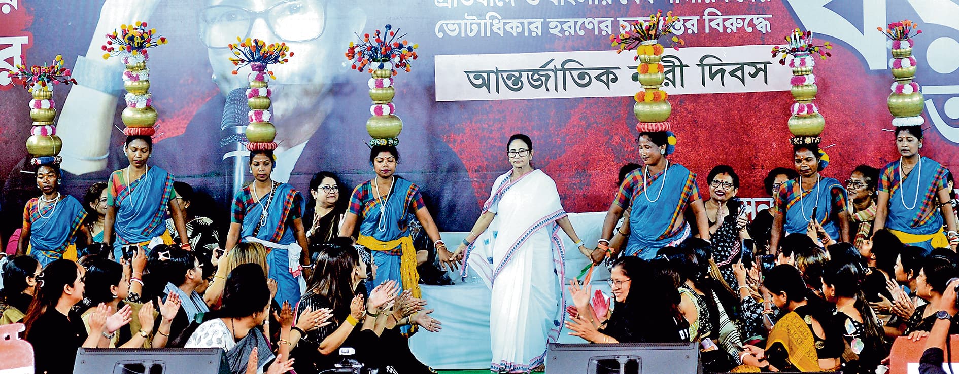 धरना मंच पर आदिवासी महिलाओं का पारंपरिक नृत्य, सीएम ने की सराहना