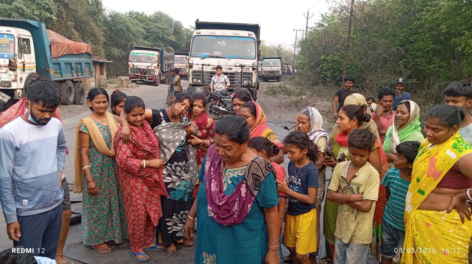 Dhanbad News: ट्रांसपोर्टर से वार्ता विफल, मुआवजे को ले धरना