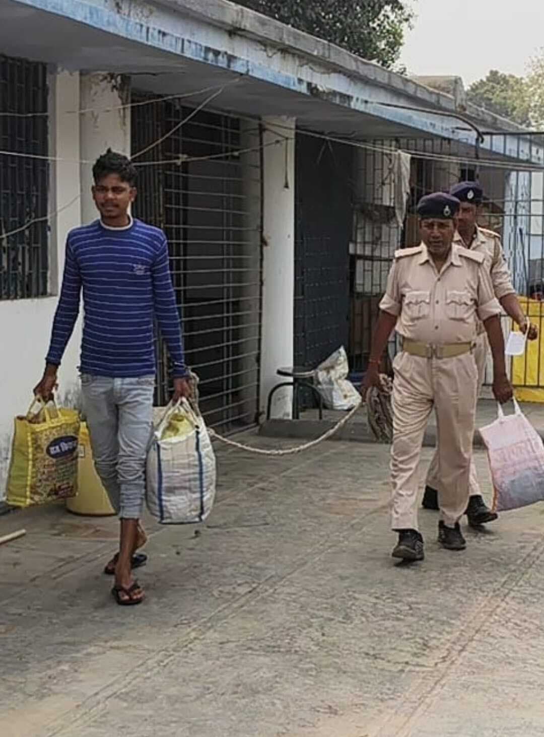 सदर अस्पताल के बंदी वार्ड से फरार कैदी को मां ने किया पुलिस के हवाले