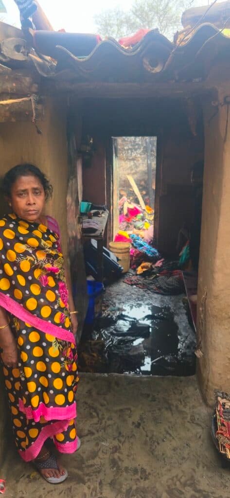 ताला बंद झोपड़ी में लगी आग, लाखों की संपत्ति जलकर खाक