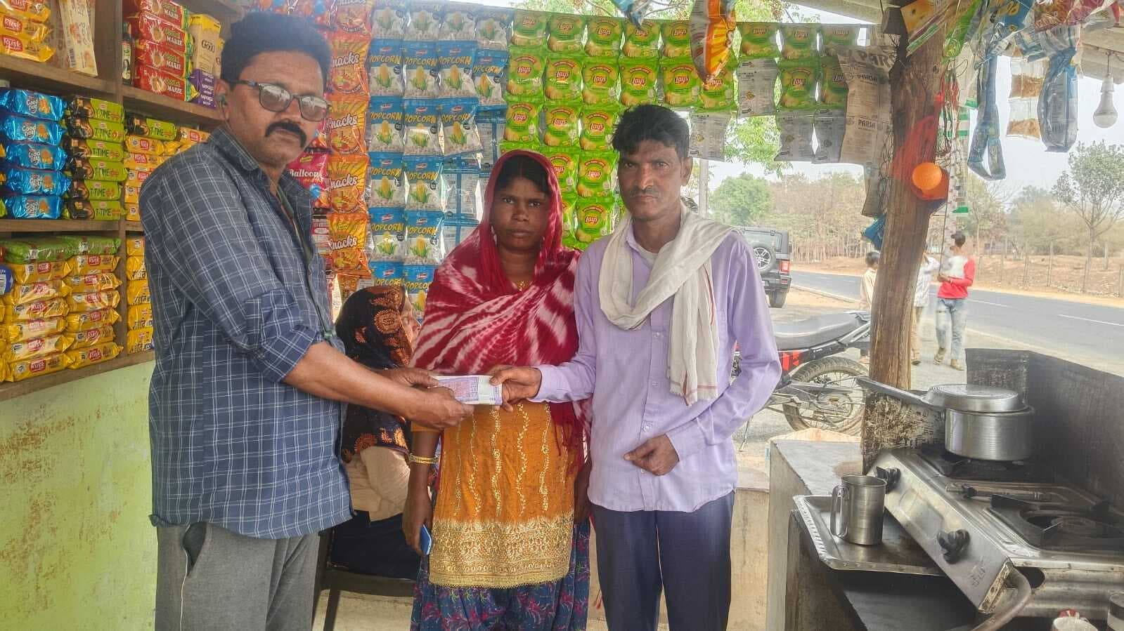 डॉ इमरान ने बीमार युवक को इलाज के लिए दिये 10 हजार रुपये