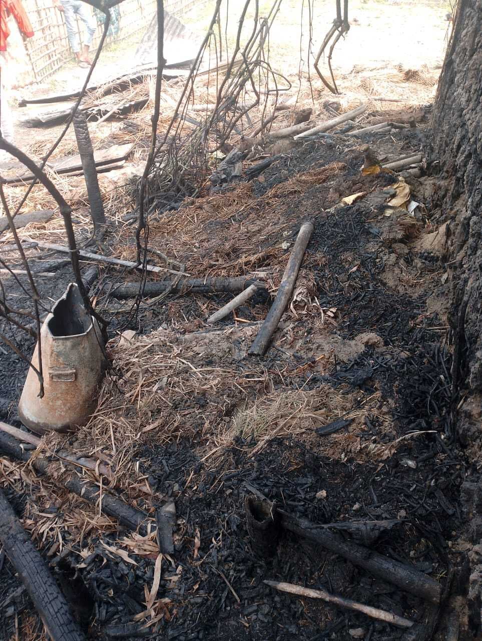 आग लगने से तीन घर जले, बाइक सहित लाखों का सामान राख