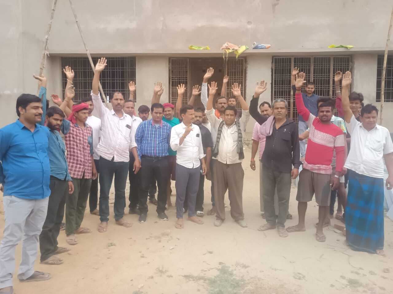 विद्यालय भवन में निर्माण में ग्रामीणों ने अनियमितता का लगाया आरोप