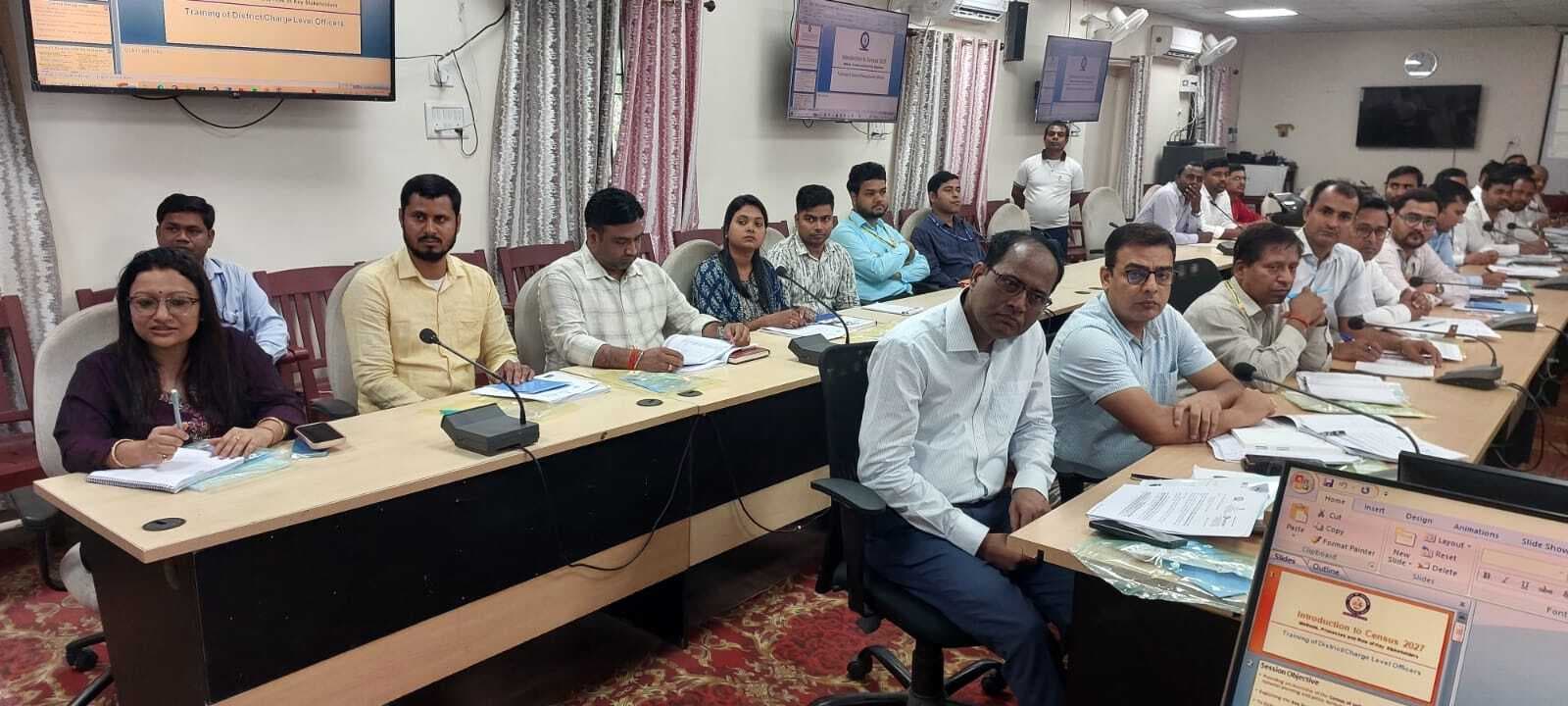 प्रशिक्षण के दौरान मिली जानकारी को गंभीरता से करें आत्मासात : डीएम