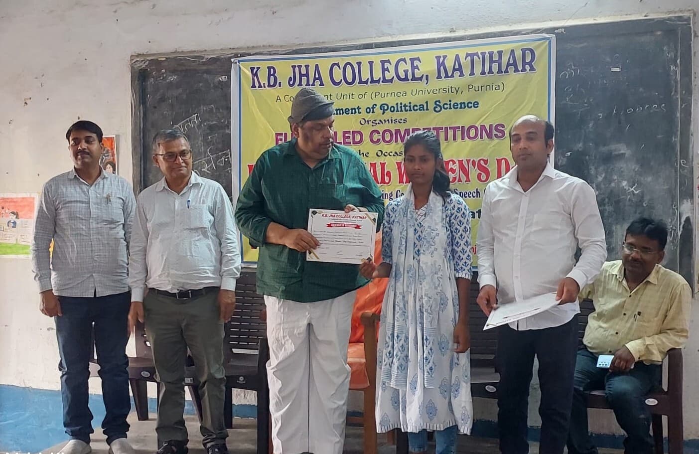 भाषण में मुनमुन पोस्टर मेकिंग में पायल व क्विज में ईशा ने लहराया परचम