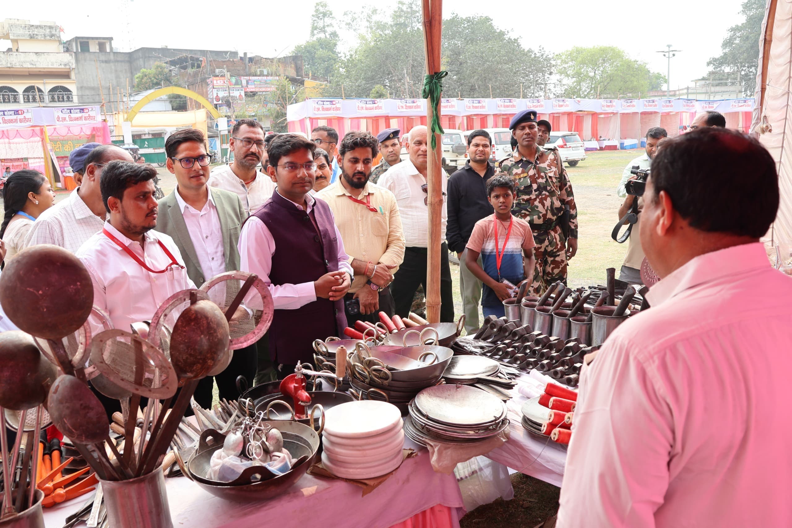60 शिल्पकारों ने किया उत्पादों का प्रदर्शन, बाजार से जुड़ने का मिला अवसर