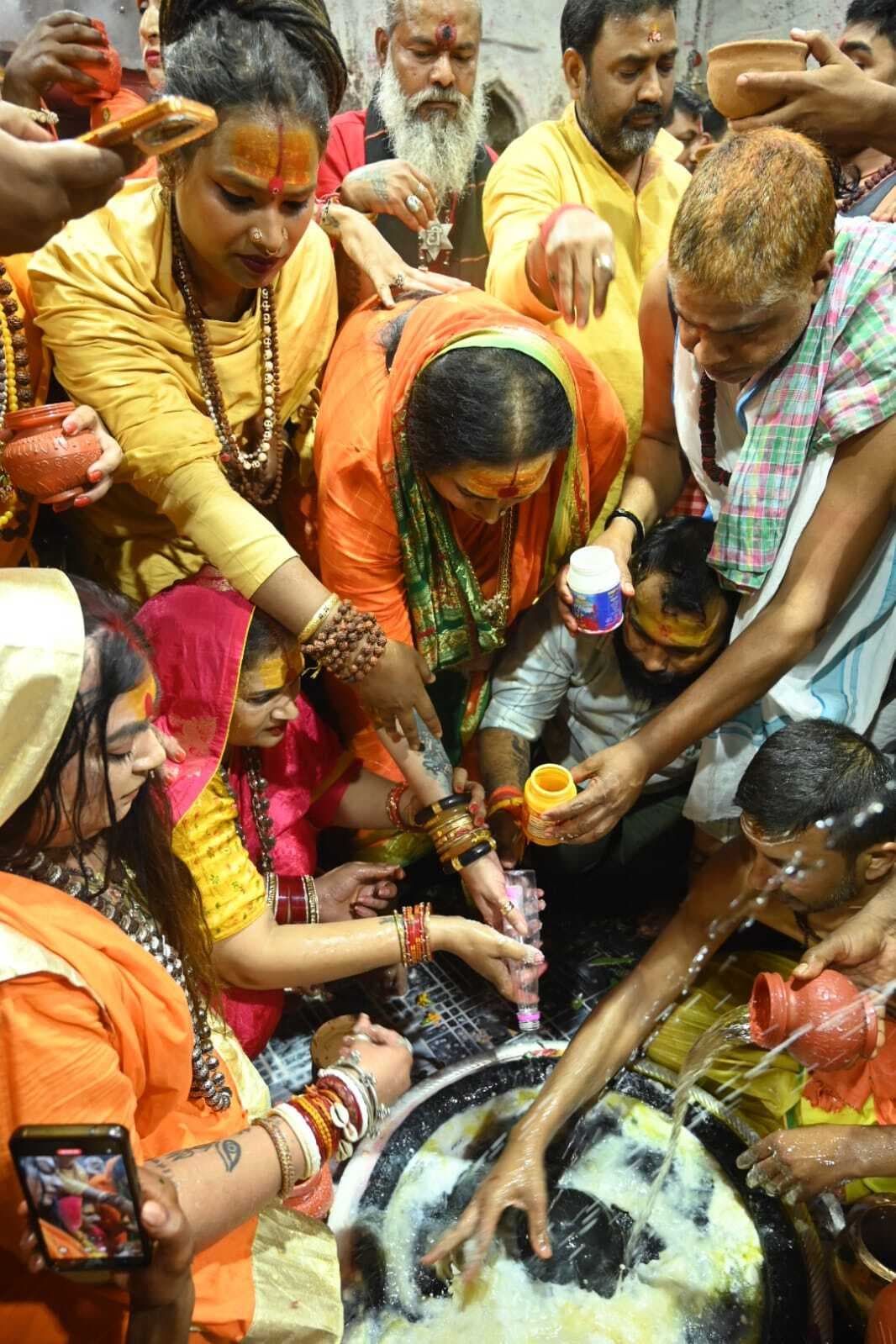 Deoghar News : किन्नर अखाड़ा के संतों ने की बाबा बैद्यनाथ की पूजा, गंगा, गौ व पर्यावरण संरक्षण का लिया संकल्प